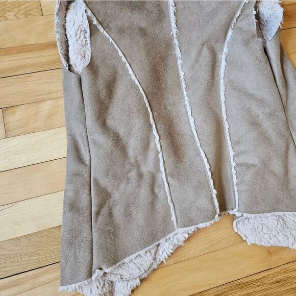 Daytrip Faux Fur Vest - Picture 6 of 7